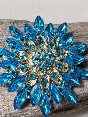 Vintage Inspired Brooch Ice Blue Marquise Rhinestones in Gold Tone Metal Round